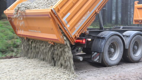 LKW LKW der Schotter abkippt