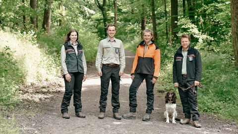 Försterinnen und Förster von HessenForst im Wald