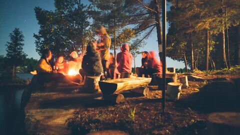 Lagerfeuer Lagerfeuer mit Menschen im Wald