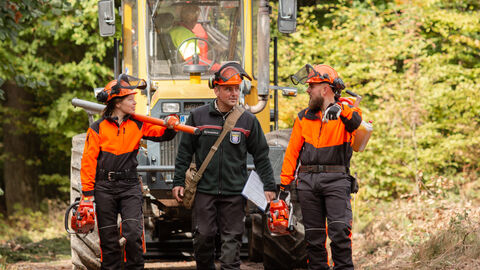 Forstwirte, Förster und Maschine