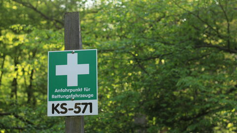 Schild mit Rettungpunkt