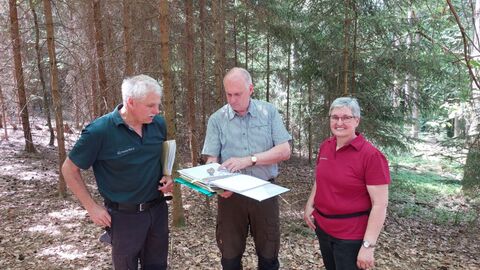 Revierleiter Jürgen Lampert, Auditor Alfred Raunecker und Gudrun Kranhold (Forstamt Beerfelden) Revierleiter Jürgen Lampert, Auditor Alfred Raunecker und Gudrun Kranhold (Forstamt Beerfelden)