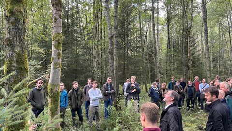 Exkursionsteilnehmer bei der Begrüßung im ersten Bestand. Exkursionsteilnehmer bei der Begrüßung im ersten Bestand.