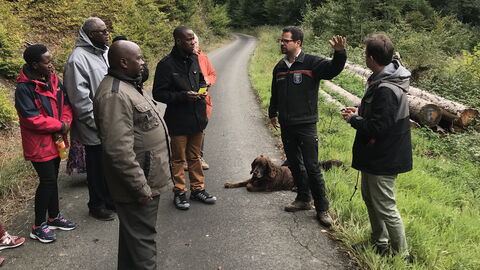 Dr. Wagner erklärt den Einsatz von Holzerntemaschinen und die Holztransportkette Dr. Wagner erklärt den Einsatz von Holzerntemaschinen und die Holztransportkette