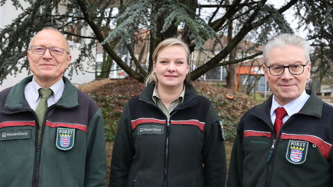 Generationenwechsel im Forstamt Wolfhagen: Michael Gerst (recht) verabschiedet Uwe Zindel (links) und übergibt das Forstamt an Dr. Claudia Gutsche-Stohldreier (mitte.), Generationenwechsel im Forstamt Wolfhagen: Michael Gerst (recht) verabschiedet Uwe Zindel (links) und übergibt das Forstamt an Dr. Claudia Gutsche-Stohldreier (mitte.)