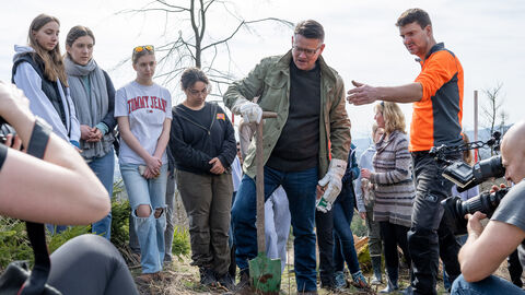 Ministerpräsident Boris Rhein startet hessenweite Waldtage mit einer Baumpflanzaktion im Forstamt Königstein. 
