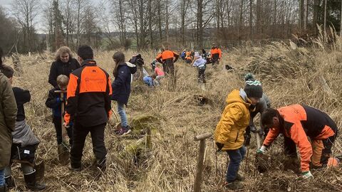 Pflanzaktion mit der Grundschule Romrod zum internationalen Tag der Wälder am 21.März 2023. Pflanzaktion mit der Grundschule Romrod zum internationalen Tag der Wälder am 21.März 2023.
