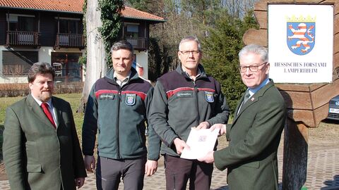 Leitungswechsel im Forstamt Lampertheim: (v.re.n.li.) Michael Gerst verabschiedet Ralf Schepp. Nachfolger Steffen Hering übernimmt ab März 2023. Regionalleiter Harald Dersch gratuliert.