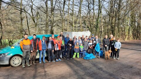 Teilnehmerinnen und Teilnehemr beim Waldputztag im Forstamt Wetzlar Teilnehmerinnen und Teilnehemr beim Waldputztag im Forstamt Wetzlar