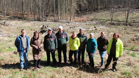 Umweltministerin Prisca Hinz, Forstamtsleiter Stefan Ambraß und Susanne Steib vom BUND Hessen auf der Fläche für die Wildkatze    