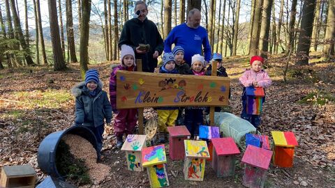 Förster Alex Scheuermann und Herbert Obenauer,1. Vorsitzender des Nabu-Sensbachtal mit „Kleinen Strolchen“. Hier wurden bereits die vom Nabu-Sensbachtal kostenlos für die „Kleinen Strolche“ angefertigten Nistkästen von den Kindern mit großem Eifer kunstvoll bemalt und am Waldrand in Sensbachtal entlang des Laubweges in Nähe des Sportplatzes mit bemerkenswertem Interesse aufgehängt.