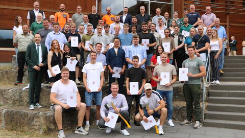 36 neue Forstwirtinnen und Forstwirte wurden am Forstlichen Bildungszentrum in Weilburg von ihren Ausbildern, Lehrern und den Mitlgiedern des Prüfungsausschusses feierlich verabschiedet.