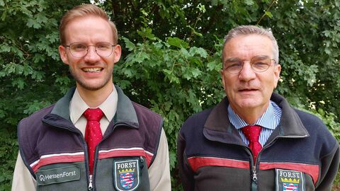 Generationenwechsel: Bernd Reißmann (re.) übergibt die Forstamtsleitung an Marian Krüger (li.)  
