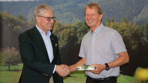 Michael Gerst, der Leiter des Landesbetriebs „HessenForst“ (links), hielt die Laudatio für Forstoberamtsrat Volker Gerding, den langjährigen Sachgebietsleiter für die berufliche Bildung am FBZ, der in den Ruhestand verabschiedet wurde