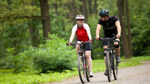 Mountainbiker im Wald