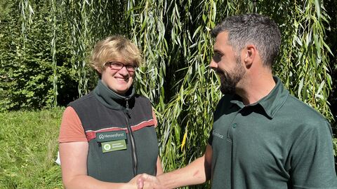 Auf dem Foto sehen sie Forstamtsleiter Jochen Arnold der Rebekka Janson herzlich zur bestandenen Prüfung gratuliert Auf dem Foto sehen sie Forstamtsleiter Jochen Arnold der Rebekka Janson herzlich zur bestandenen Prüfung gratuliert