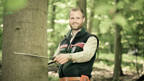 Vorausschauende Waldbewirtschaftung Förster vermisst Baum mit Kluppe