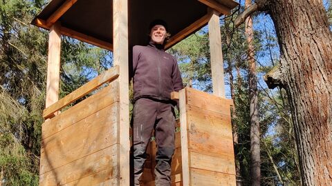 Alles im Blick – FÖJ’ler Steffen Gaß genießt die Aussicht nach dem Aufstellen eines Hochsitzes 
