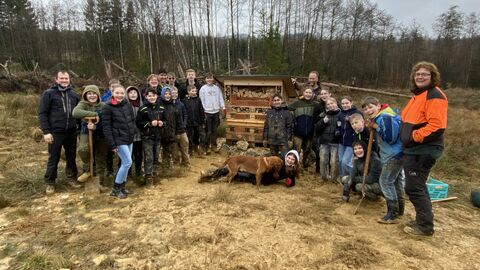 Klasse 7RH2 nach Montage des Insektenhotels mit v.l. Herr Kreck, Frau Janson, Herr Kretz, Frau Gerndt Klasse 7RH2 nach Montage des Insektenhotels mit v.l. Herr Kreck, Frau Janson, Herr Kretz, Frau Gerndt