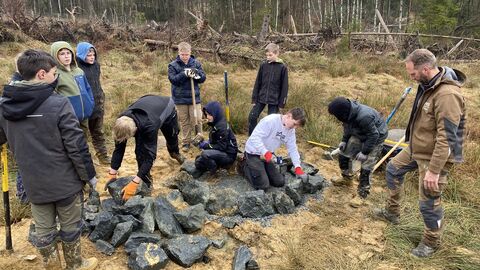 Bau des Fundaments für das Insektenhotel unter Anleitung von Herrn Kretz - zugleich auch neuer Lebensraum für Amphibien Bau des Fundaments für das Insektenhotel unter Anleitung von Herrn Kretz - zugleich auch neuer Lebensraum für Amphibien