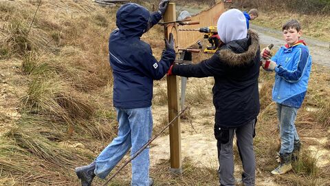 Befestigen des Hinweisschildes  Befestigen des Hinweisschildes