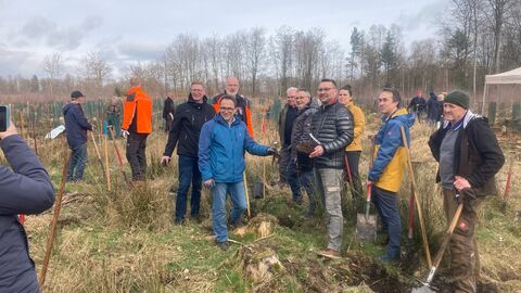 Der Vorstand des Naturparks und Mitglieder des Fördervereins Naturpark halfen vorbildlich bei der Pflanzaktion mit.