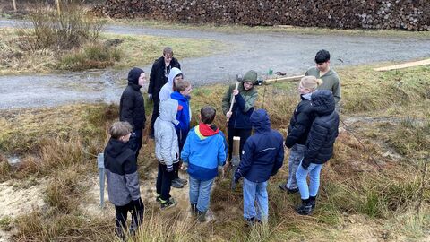 Einschlagen der Bodenhülsen für das Hinweisschild des Schulwaldes Einschlagen der Bodenhülsen für das Hinweisschild des Schulwaldes