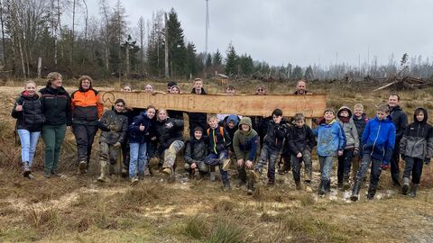 selbstgestaltetes Hinweisschild der 7RH2 zur Eröffnung des Schulwaldes mit v.l. Frau Janson, Frau Gerndt, Herr Kretz, Herr Kreck selbstgestaltetes Hinweisschild der 7RH2 zur Eröffnung des Schulwaldes mit v.l. Frau Janson, Frau Gerndt, Herr Kretz, Herr Kreck