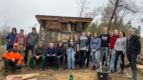 Mit vereinten Kräften hatten sie es geschafft und konnten stolz auf das Ergebnis sehen: Die Teilnehmer des Abiturjahrgangs gemeinsam mit Tobias Behlen (vorne l.) und Holger Palm (r.).