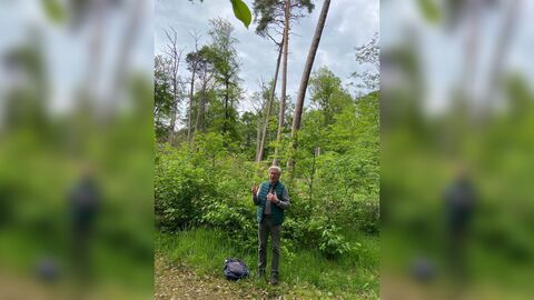 Der pensionierte Forstamtsleiter Christian Schaefer bei dem Abendspaziergang im Wildpark zum Thema „Ist unser Wald noch zu retten“?
