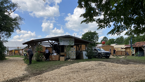 Letzte Vorbereitungen: Der Regen der letzten Tage hat eine Extraportion Hackschnitzel notwendig gemacht Vor dem Stand von HessenForst werden Hackschnitzel verteilt