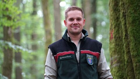 Porträtfoto von Jonas Harengel im Wald