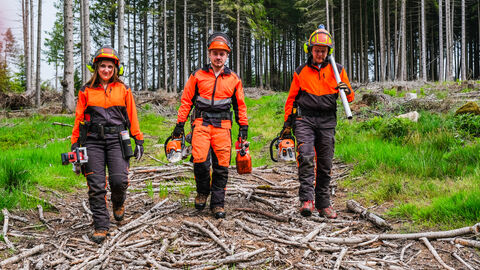 Forstwirtauszubildende  Forstwirtauszubildende von HessenForst auf einer Freifläche