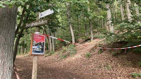 Wegsperrung am Burgberg Sperrung eines Weges am Burgberg durch ein Flatterband und ein Hinweisschild.