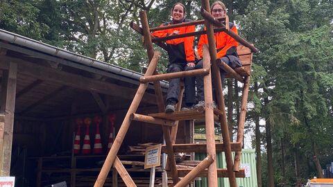 Die beiden FöJlerinnen Lena und Elisa Die beiden FöJlerinnen Lena und Elisa