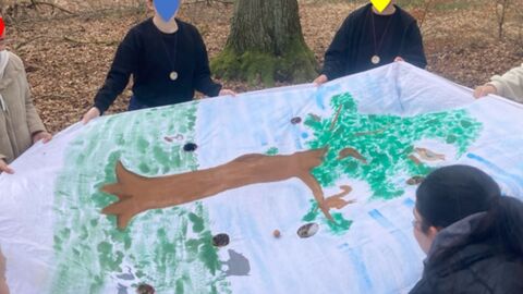 Kommt auch bei der Waldaktion zum Einsatz. Der Eichelflipper – Geschicklichkeit und Spaß für die ganze Familie – garantiert! Kinder beim Spielen mit dem Eichelflipper