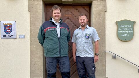 v.l.: Forstamtsleiter Sebastian Keidel und Revierleiter Sebastian Rummel v.l.: Forstamtsleiter Sebastian Keidel und Revierleiter Sebastian Rummel, lachen beide in die Kamera