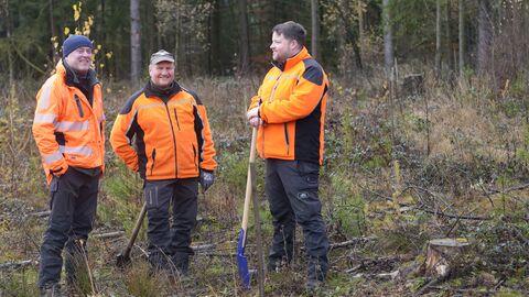 Weil die Schülerinnen und Schüler gute Arbeit leisten, bleibt Revierleiter J. Reinl (links) und seinen Mitarbeitern Zeit, dass weitere Vorgehen zu planen. 