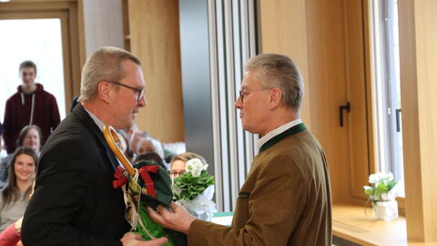 Landesbetriebsleiter Michael Gerst (rechts) gratuliert Holger Henning (links) zu seinem wohlverdienten Ruhestand Landesbetriebsleiter Michael Gerst (rechts) gratuliert Holger Henning (links) zu seinem wohlverdienten Ruhestand