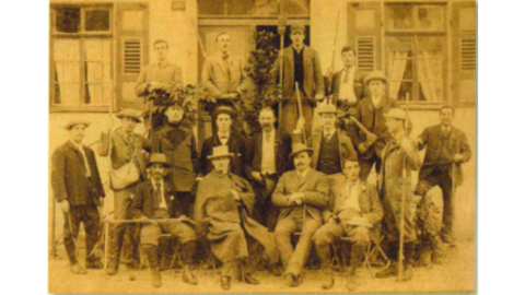 Auf dem Foto sieht man eine Gruppe von Forststudenten