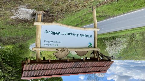 Eingangsschild Tiergarten Weilburg Auf dem Bild sieht man das Eingangsschild des Tiergarten Weilburgs