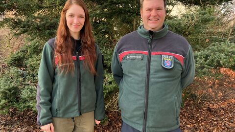 Forstamtsleiter Sebastian Keidel (rechts) und Tanja Kahmann (links)  Auf dem Foto sehen Sie die neue Revierleiterin neben dem Forstamtsleiter
