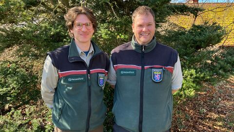 Auf dem Foto sehen sie den neuen Revierleiter sowie den Forstamtsleiter