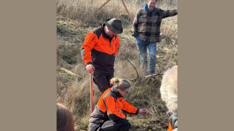 Revierleiter Kegel und A. Gassmann erklären den Pflanzvorgang Revierleiter Kegel und A. Gassmann erklären den Pflanzvorgang