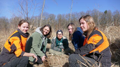 Die FÖJlerinnen zusammen mit Teilnehmenden der Pflanzaktion.  Die FÖJlerinnen zusammen mit Teilnehmenden der Pflanzaktion.
