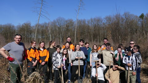 Man sieht die Teilnehmenden der Pflanzaktion. Die Teilnehmenden der Pflanzaktionen.