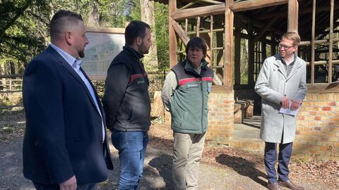 Staatssekretär Michael Ruhl überreicht die Hessische Rettungsmedaille. Auf dem Foto sehen sie 4 Männer im akademischen Forstgarten. Rechts steht Staatssekretär Michael Ruhl und verleiht den anderen 3 Personen die hessische Rettungsmedaille.
