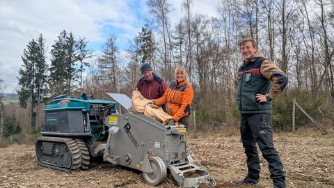 Die Forstraupe wird für den Einsatz vorbereitet