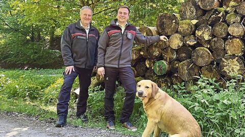 Jürgen Scholl (links) verabschiedet sich in den Ruhestand, Alexander Göllner übernimmt – mit Labradorhündin Kara stets an seiner Seite. Jürgen Scholl (links) verabschiedet sich in den Ruhestand, Alexander Göllner übernimmt – mit Labradorhündin Kara stets an seiner Seite.