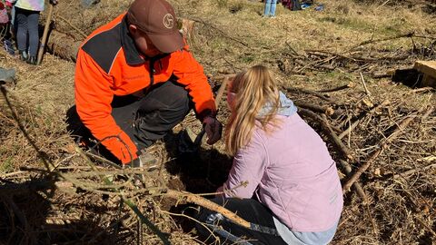 Pflanzaktion im Forstamt Romrod gemeinsam mit der Grundschule Romrod Pflanzaktion im Forstamt Romrod gemeinsam mit der Grundschule Romrod